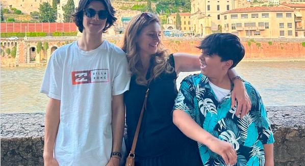 Novodomszky Éva friss fotón a fiaival