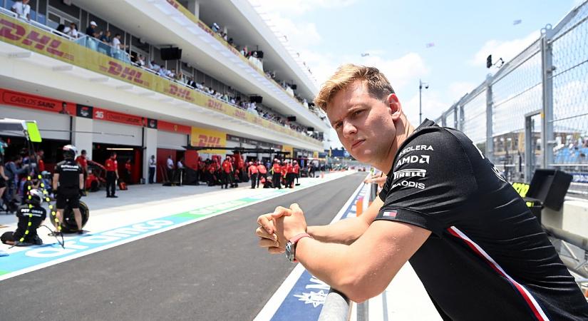 Hivatalos: Mick Schumacher vezetheti Barcelonában a Mercedes 2023-as autóját