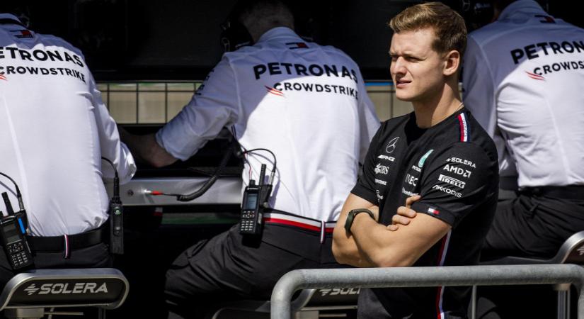 Hamiltont Schumacherre cseréli a Mercedes Spanyolországban