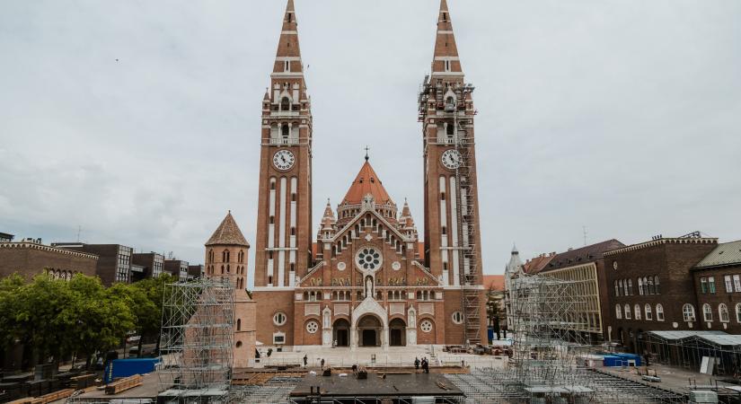 Hamarosan kezdődik a Szegedi Szabadtéri Játékok – épül a Dóm téri színpad