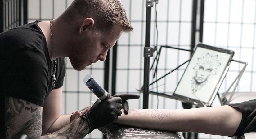 Sok tetoválás mögött áll személyes történet a pécsi szakember szerint