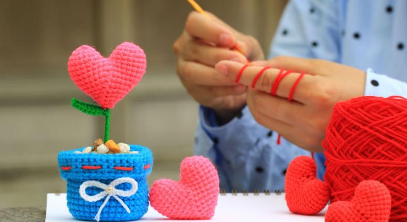 Horgolt figurák várják Mezőtúron, hogy megtalálják őket