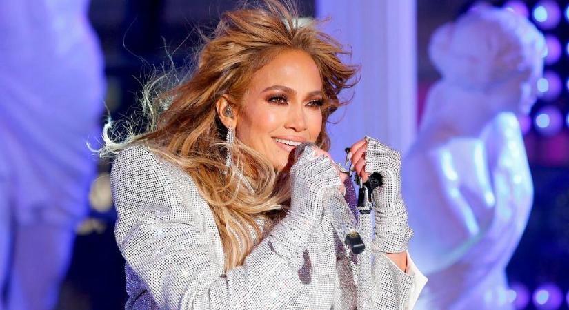 Sosem gondoltuk, hogy ilyen ruhában látjuk majd Jennifer Lopezt, de imádjuk