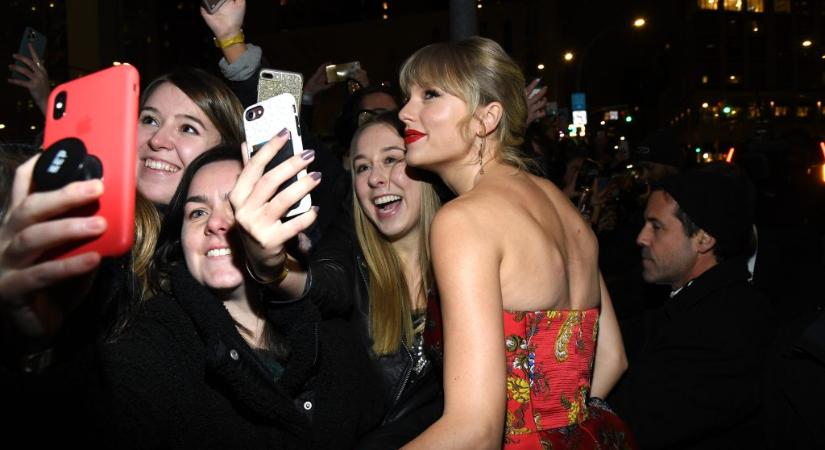 Egyes Taylor Swift-rajongók arról elmélkednek, felnőttpelenkát viselnek koncert alatt, nehogy lemaradjanak egy dalról