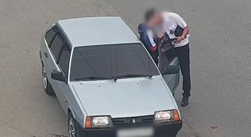 Döbbenet a sofőr reakciója, akit sötétített ablakok miatt állított meg a rendőr