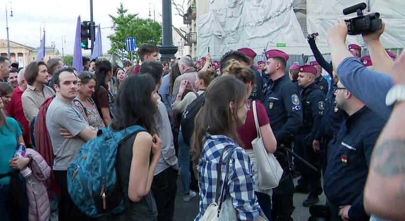 Érdektelenségbe fulladt a kedd esti tüntetés a Sándor-palotánál
