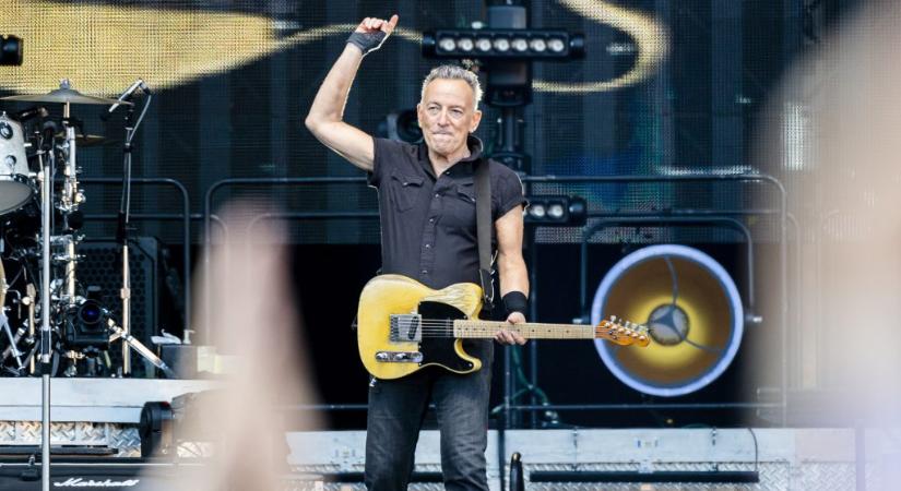A 73 éves Bruce Springsteen elesett az amszterdami koncertjén, ketten segítették fel