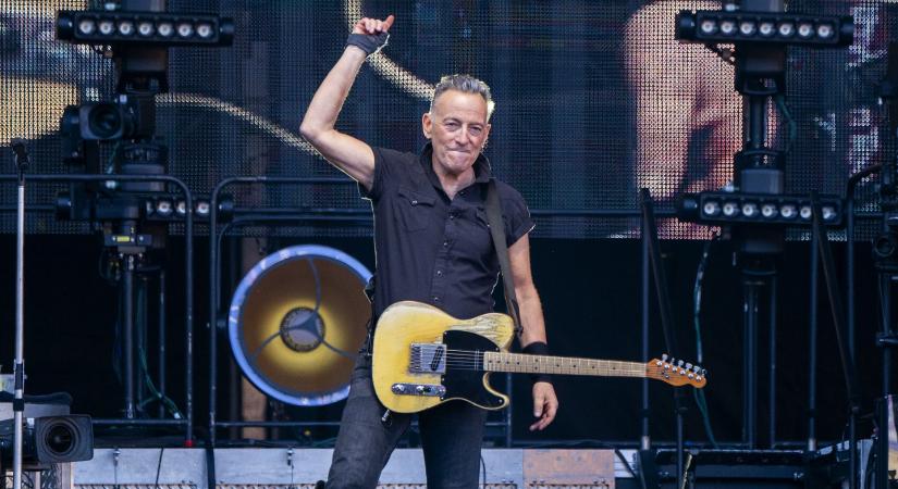 A 73 éves Bruce Springsteen elesett a színpadon