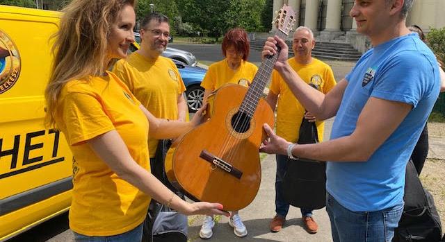 Újabb gitárok érkeztek a rákos beteg gyerekeket zenélni tanító alapítványnak