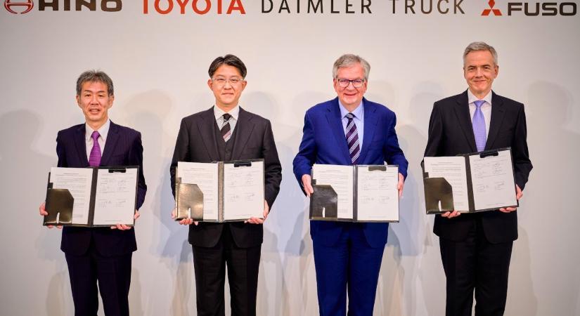 Összebútorozik a Daimler és a Toyota