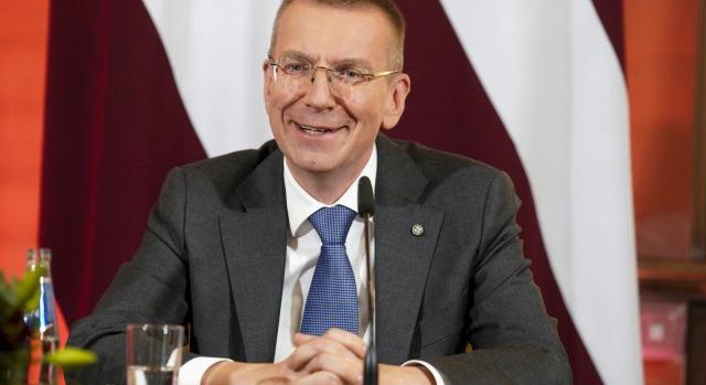 Vállaltan homoszexuális államfője lett Lettországnak