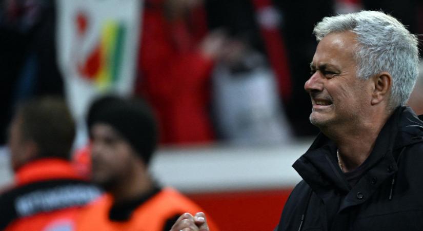 A csalódott Mourinho a nézők közé dobta az ezüstérmét - videó