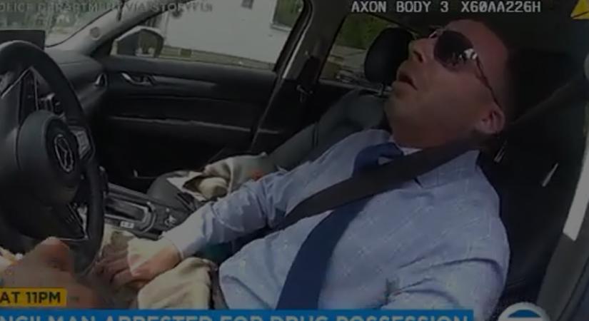 Crackpipával a kezében szundított egyet egy amerikai városi tanácsos az autójában (VIDEÓ)