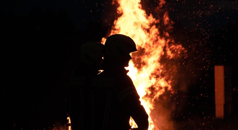 Egyszerre két autó is lángolt Balatonbogláron