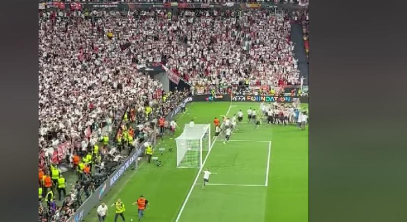Így rohanták le a Puskás Stadion pályáját a Sevilla ünneplő szurkolói (VIDEÓ)