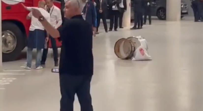 Videó: „Kib...ott szégyen!” – Mourinho a játékvezetőnek a parkolóban