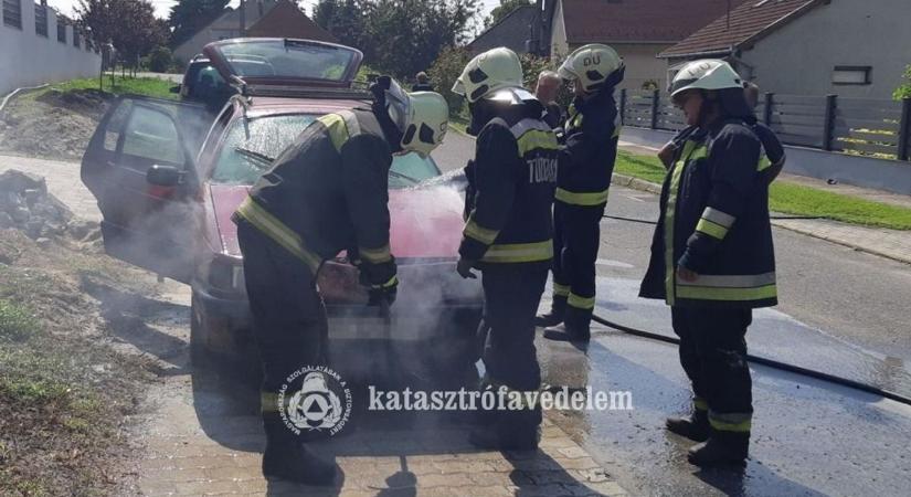 Autótűz volt Dunaújvárosban