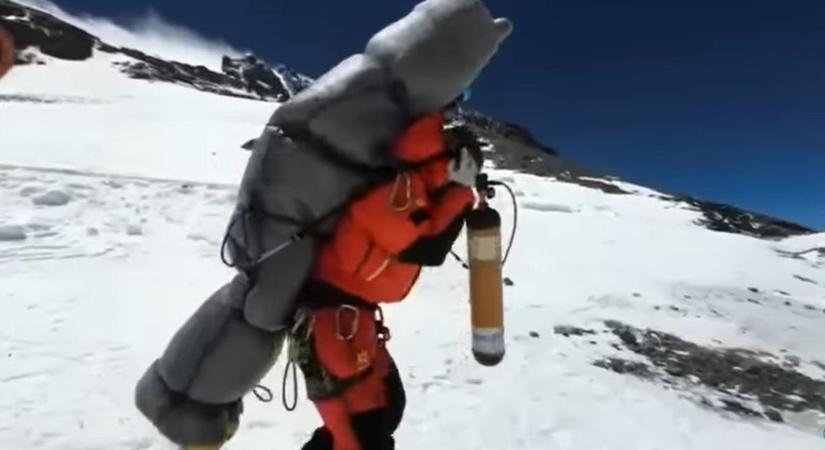 Saját hátán cipelte le a Mount Everest halálzónájából Gelje serpa a félholt hegymászót – Megrázó videó