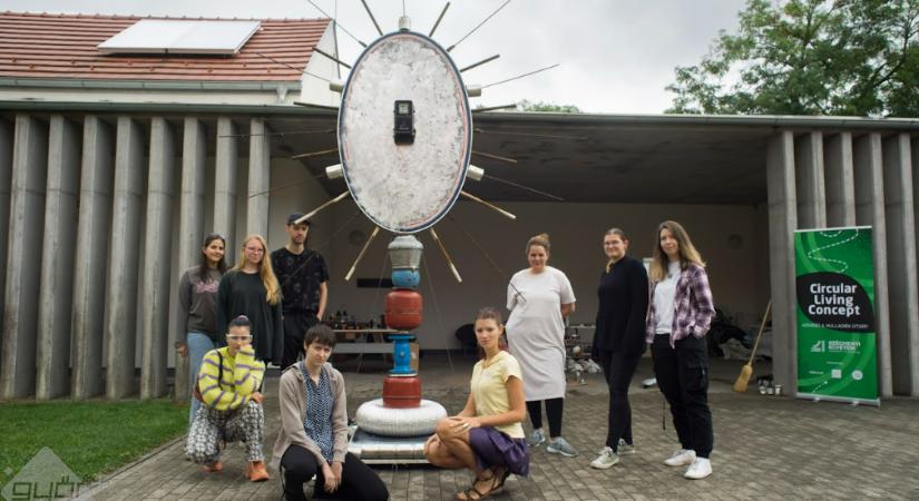 Végéhez ért a vándorló kiállítás: hat városban mutatkozott be a látványos trash art szobor