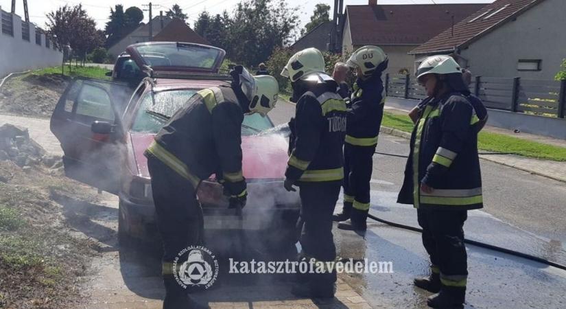 Parkoló autó gyulladt ki Dunaújvárosban