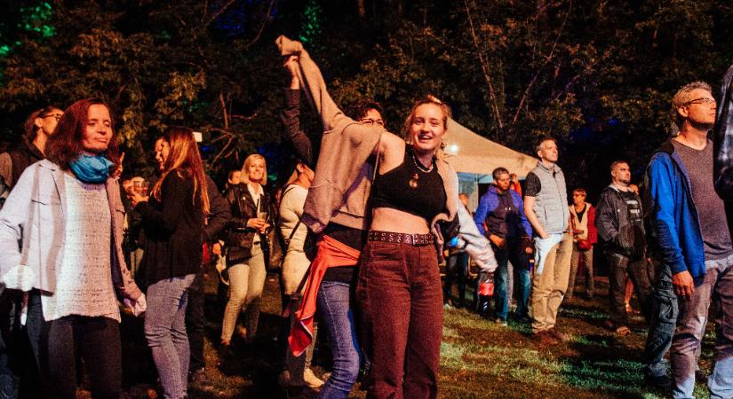Bodzafesztivál jó kis világzenei koncertekkel Zsámbékon