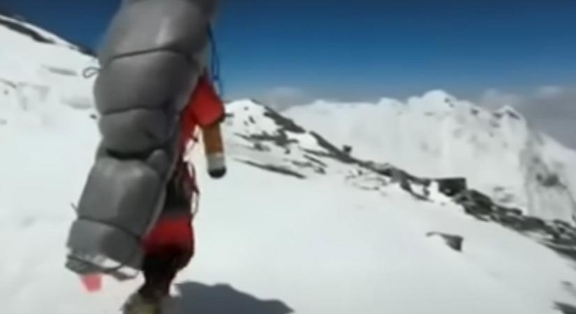 A hátán hozott le egy halálzónában rekedt hegymászót a Mount Everestről két nepáli serpa