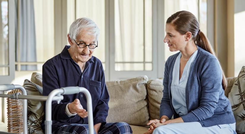 Fontos döntés született a beteg idősekről: drasztikus átalakulás jöhet a szakápolásban