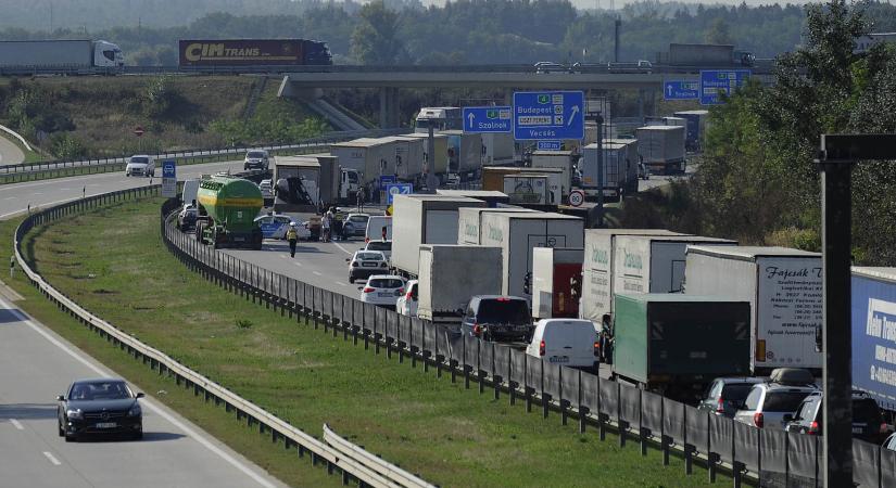 Baleset miatt lezárták az M5-öst Szeged felé Kecskemétnél