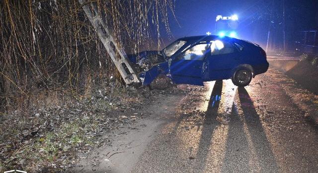 Elment az áram fél Tiszakécskén, mert egy részeg férfi lopott autóval kidöntött egy villanyoszlopot