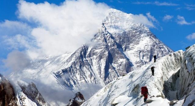 A gazdagok játszóterévé vált a Mount Everest, "túl sok" mászóengedélyt adnak ki