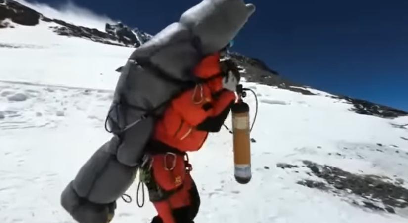A hátán cipelt le a serpa egy félholt hegymászót a halálzónából (videó)