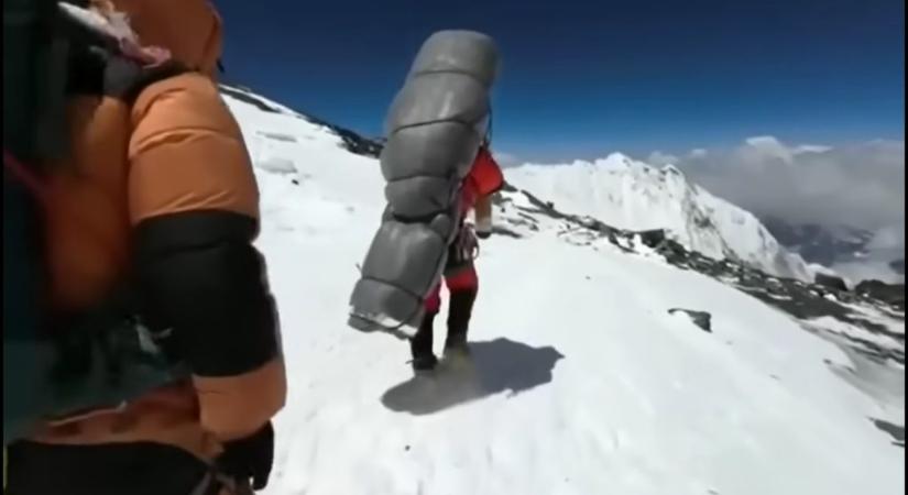 „Majdhogynem lehetetlen egy ilyen mentés” – a Mount Everest halálzónájából vitte le a bajba jutott hegymászót egy serpa
