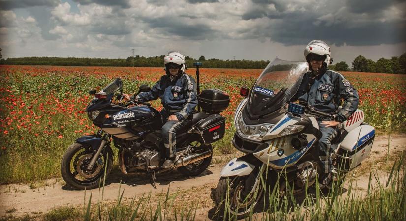Bajai motoros rendőrök is példamutatóan segítettek a bajba jutott családnak