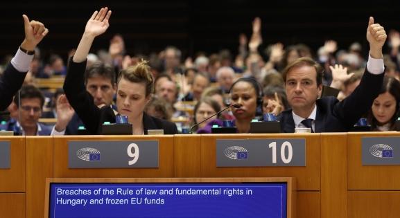 Itt a döntés: betámadta az EP a magyar uniós elnökséget