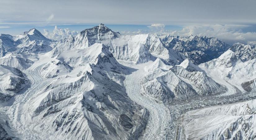 Történnek csodák a Himaláján: három nap után élve mentették meg a hegymászót