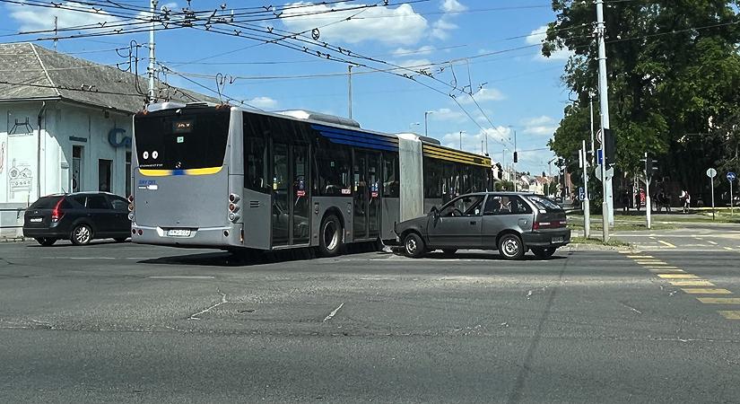 Busz ütközött autóval Debrecenben