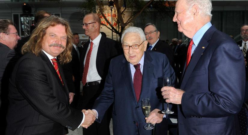 Ezekkel a sorokkal köszöntötte Leslie Mandoki a 100 éves Henry Kissingert