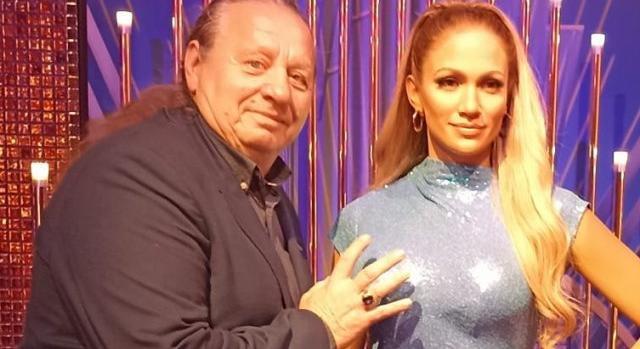 Zámbó Árpy keze ezúttal Jennifer Lopez viaszszobrának melleihez került közel