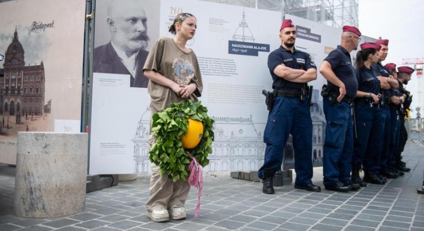Újra tüntetnek a diákok, Orbán Viktor rá se hederített a tőlük kapott ajándékokra