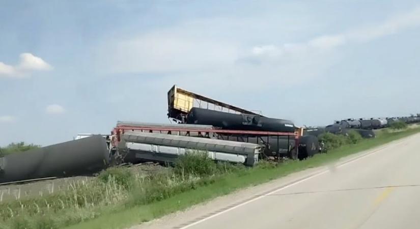 Újabb veszélyes anyagokat szállító vonat siklott ki Észak-Amerikában (videó)