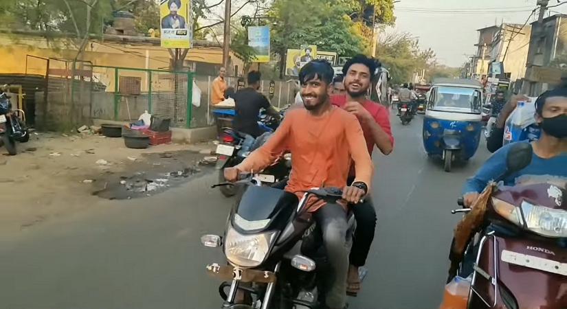 Új TikTok-őrület: Egymás fejére öntik a vizet motorozás közben