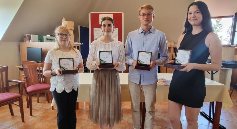 Fennmaradni a média ismerete által, felújítva a sokéves hagyományt