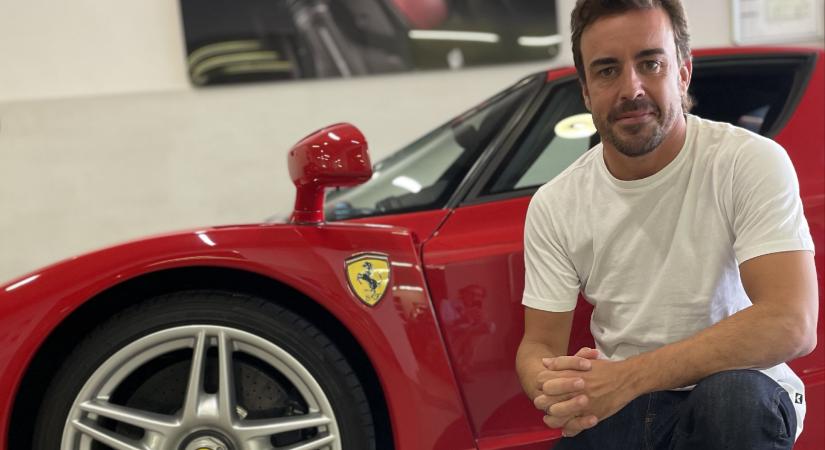 Alonso túlad az egyik Ferrariján, az ártól égnek áll a hajunk