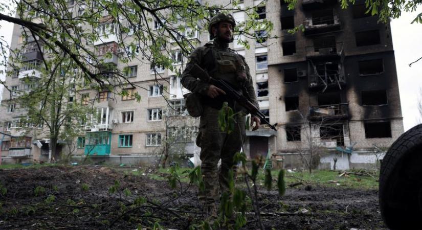 Szünetet tartanak a bahmuti harcokban, továbbra is civileket ölnek az orosz megszállók