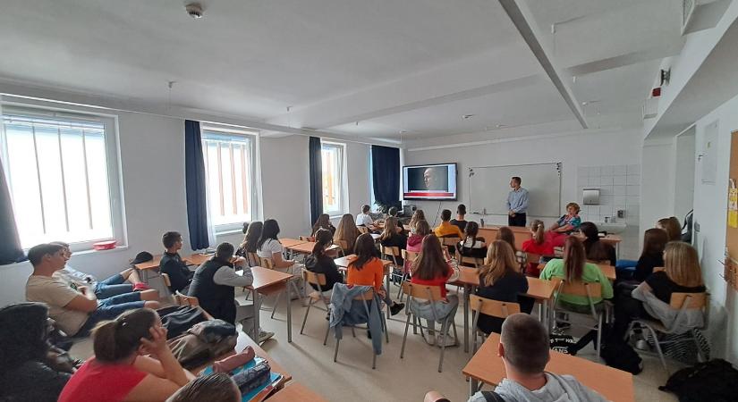 Rendhagyó órát tartott a makói iskolában a maroslelei polgármester