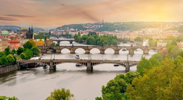 Prága nyári kampányával a 35 év felettieket és családosokat csábítja utazásra