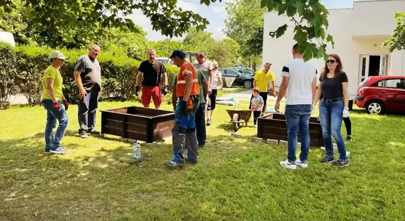 Mezítlábas ösvényt és magaságyásokat is kapott az ácsi Bóbita-ovi fotók
