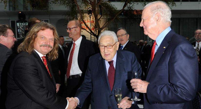 Megható: így köszöntötte Leslie Mandoki Henry Kissingert 100. születésnapján
