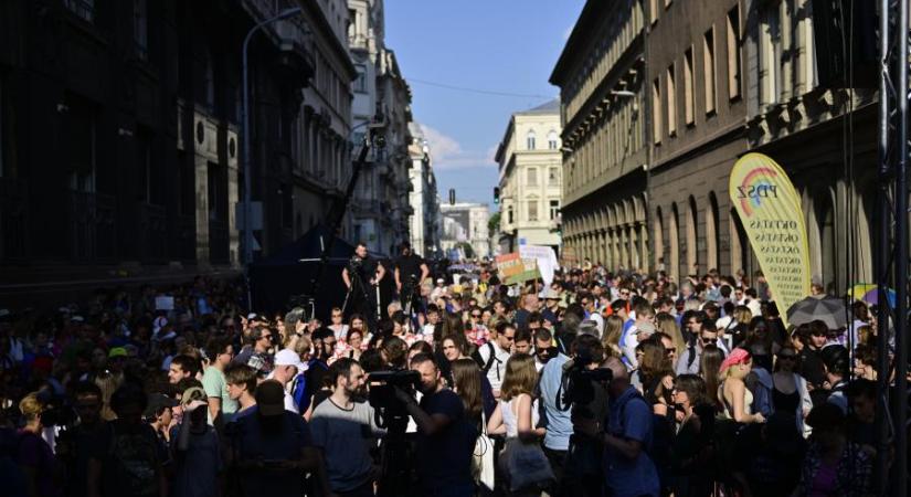 „Viktor megbuktál” – Több százan tüntetnek Budapesten a bosszútörvény ellen