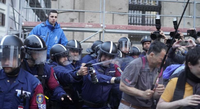 Szórólapon hirdeti a rendőrség, hogyan kell „békésen tüntetni”